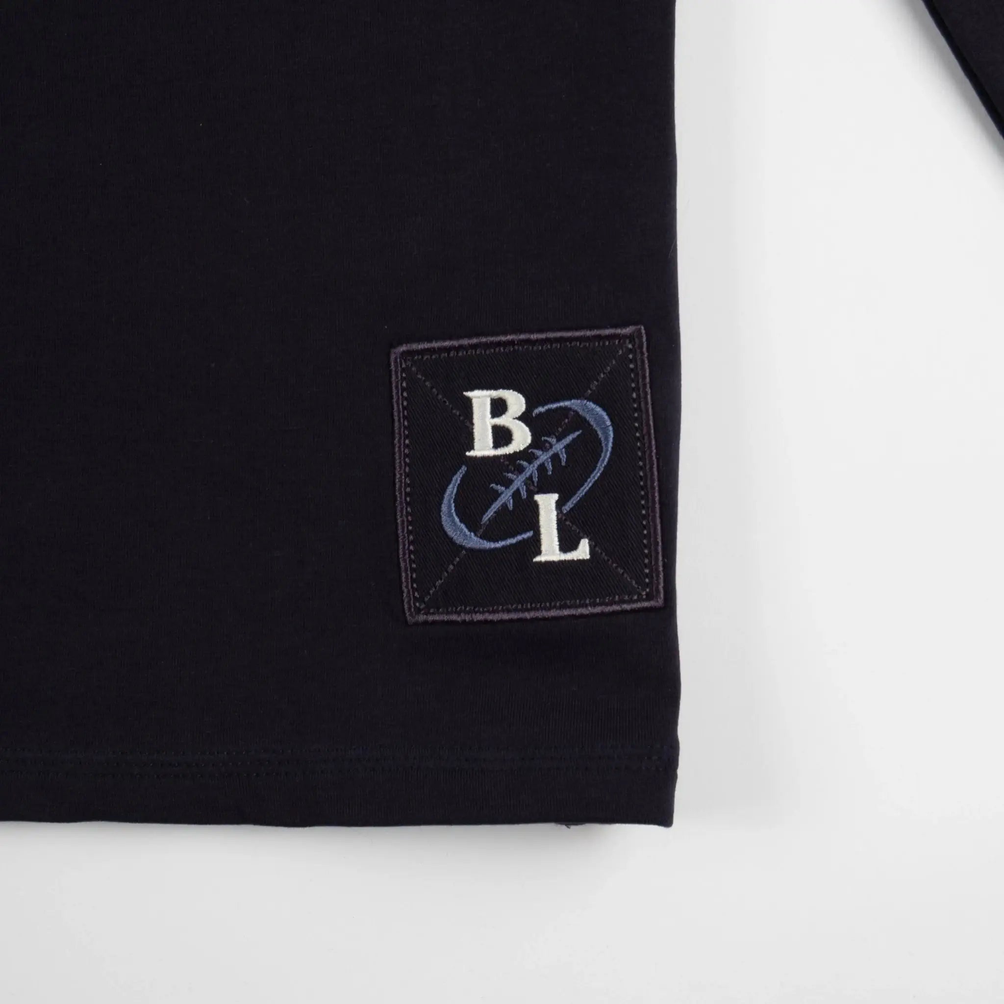 Sweat Barbarians bleu marine col rond BACK TO LEGEND (zoom signature bas de vêtement)