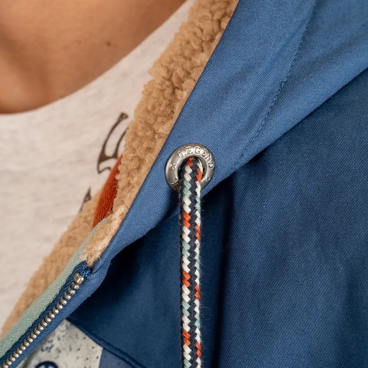 Sweat à capuche bleu doublé polaire molletonnée BACK to LEGEND (zoom œillet et cordon de serrage de la capuche)