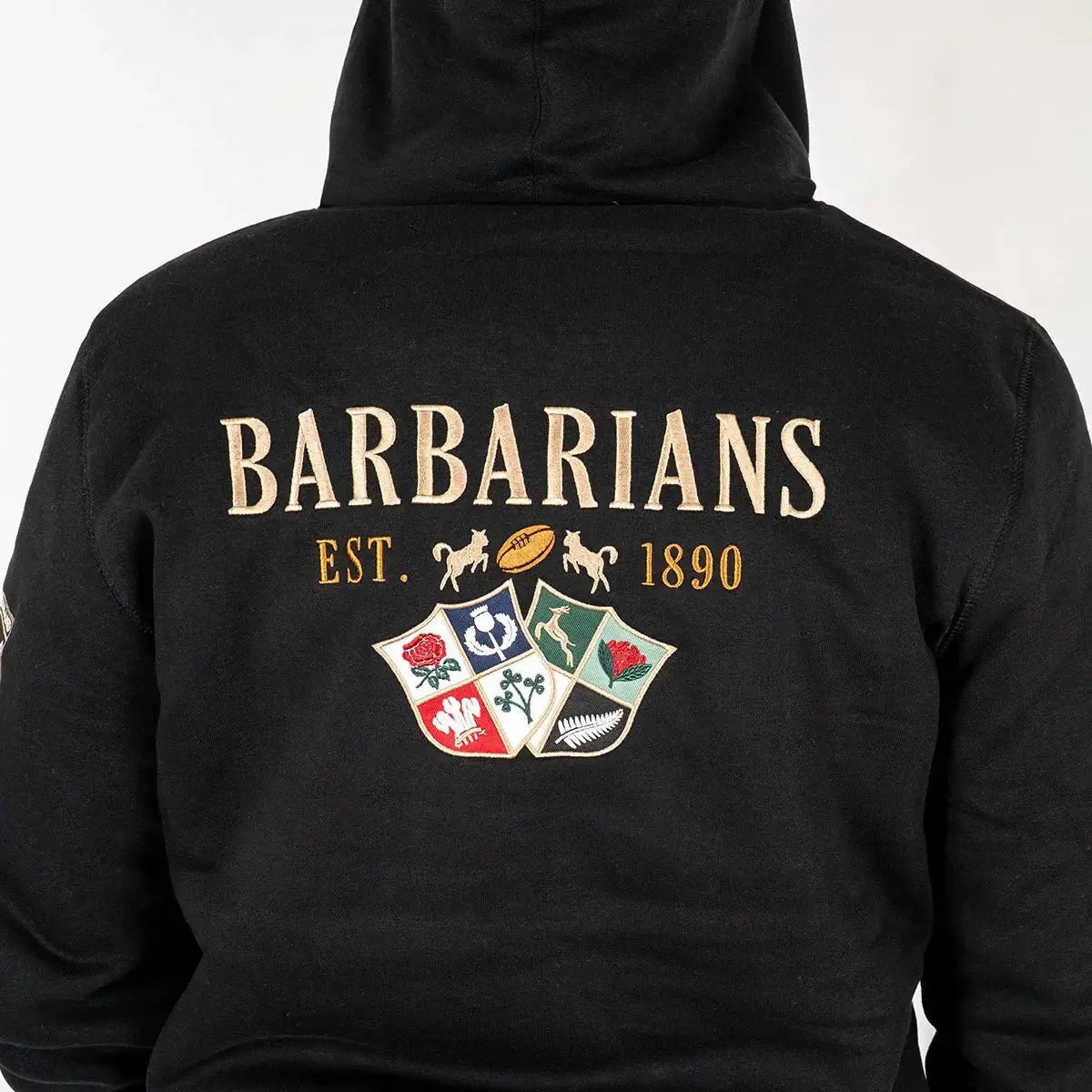 Sweat à capuche noir molletonné Barbarians multi-nation (zoom sur la broderie dorsale)
