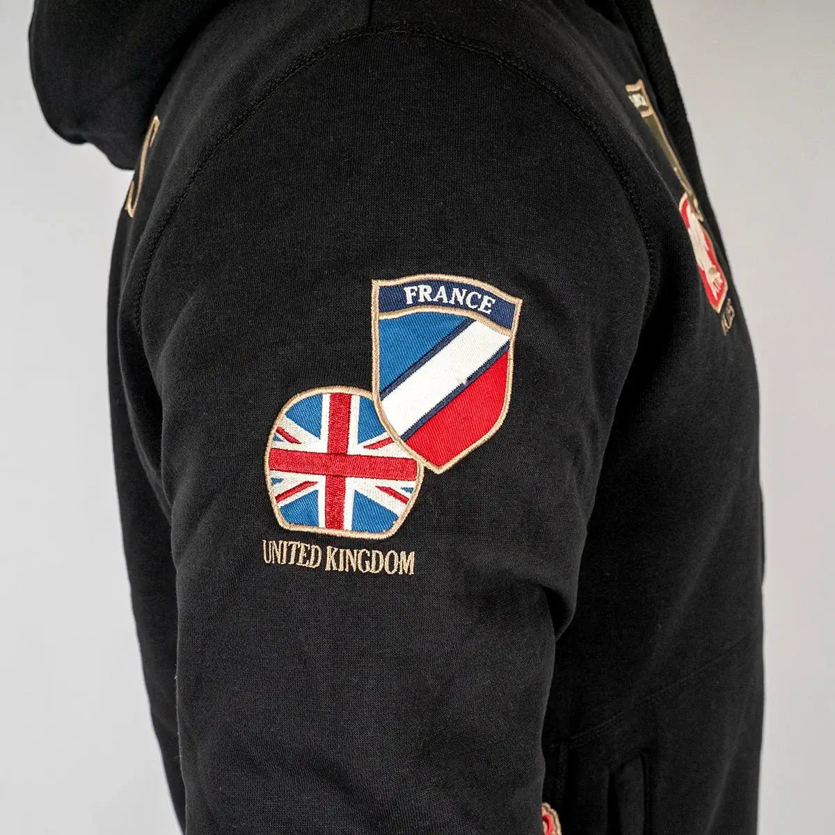 Sweat à capuche noir molletonné Barbarians multi-nation (vue de profil droit)