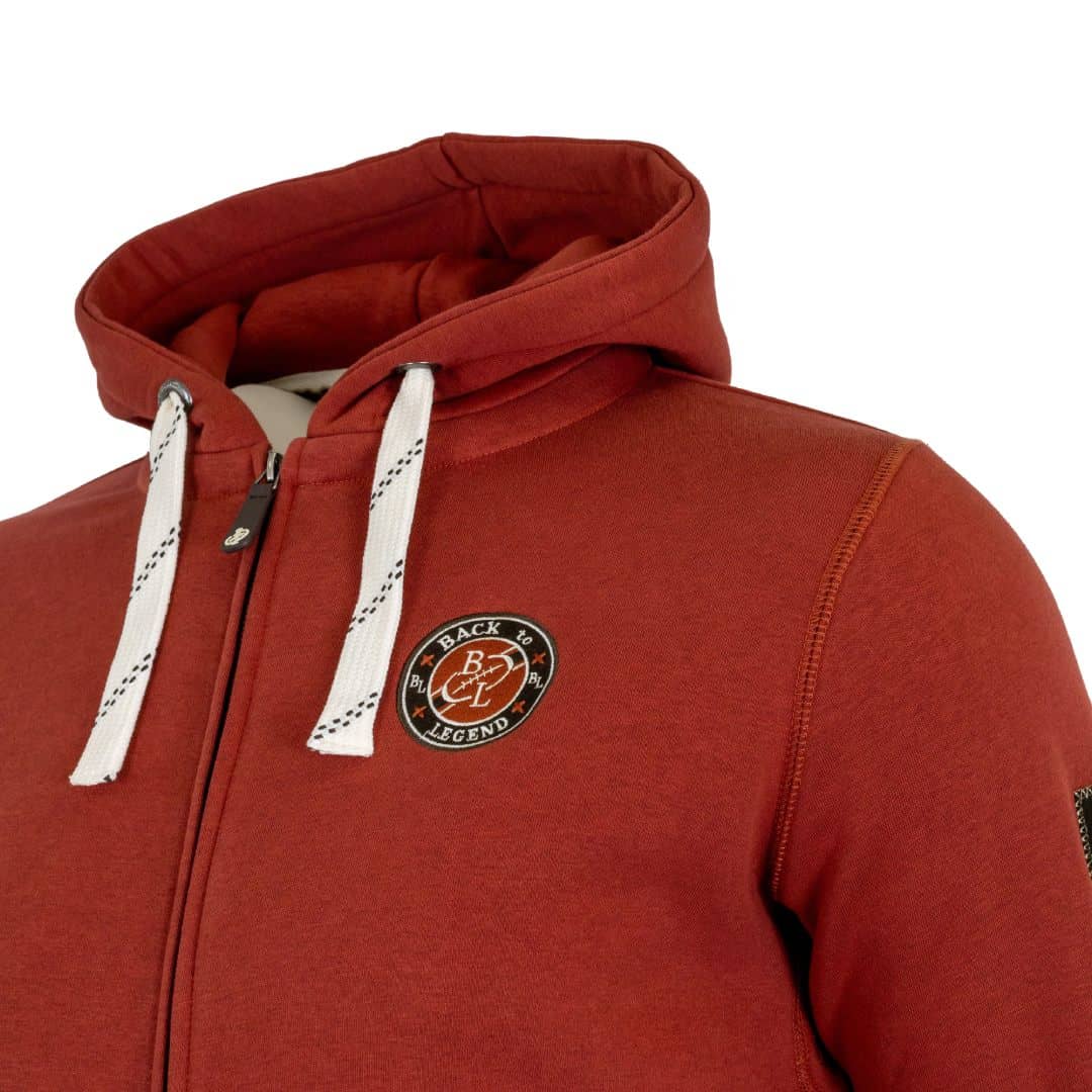 Sweat à capuche zippé rouge (zoom sur la poitrine)