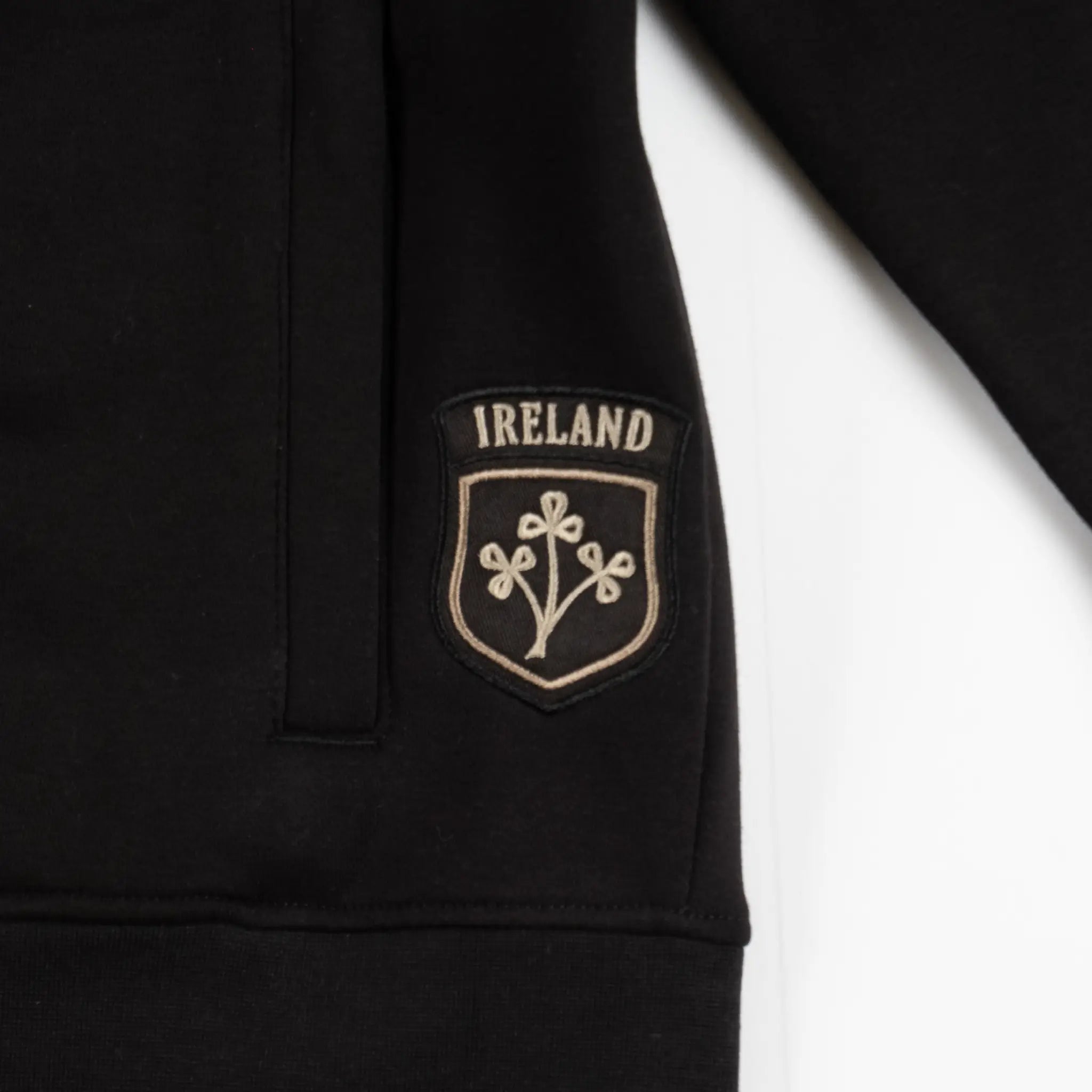 Sweat zippé noir à capuche Barbarians multi-nation BACK TO LEGEND (zoom écusson nations du rugby)