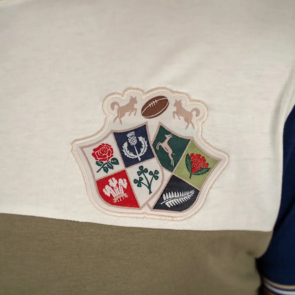 T-Shirt Barbarians multicolore (zoom blason brodé)