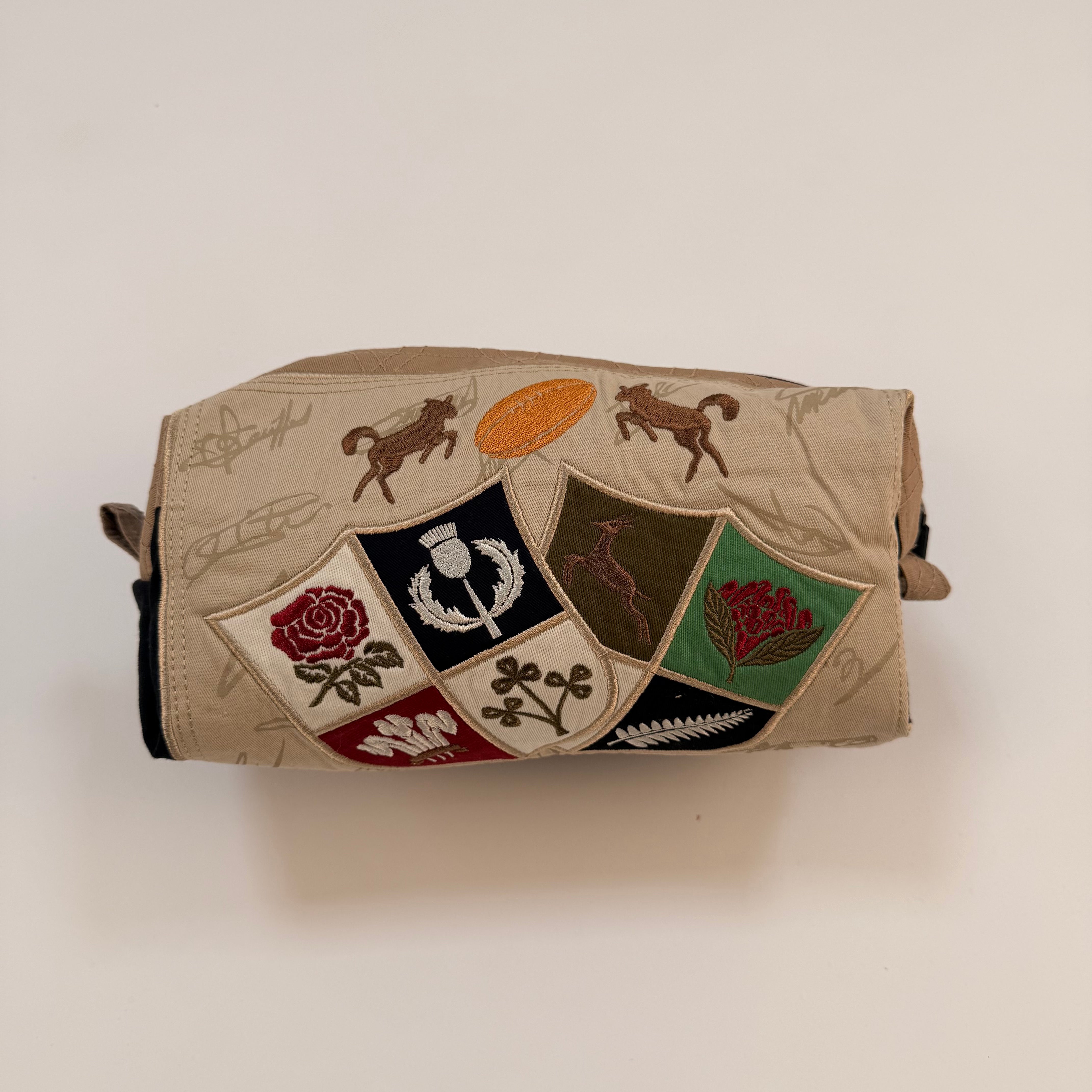 Pochette upcyclée multi-usage beige & noir Barbarians