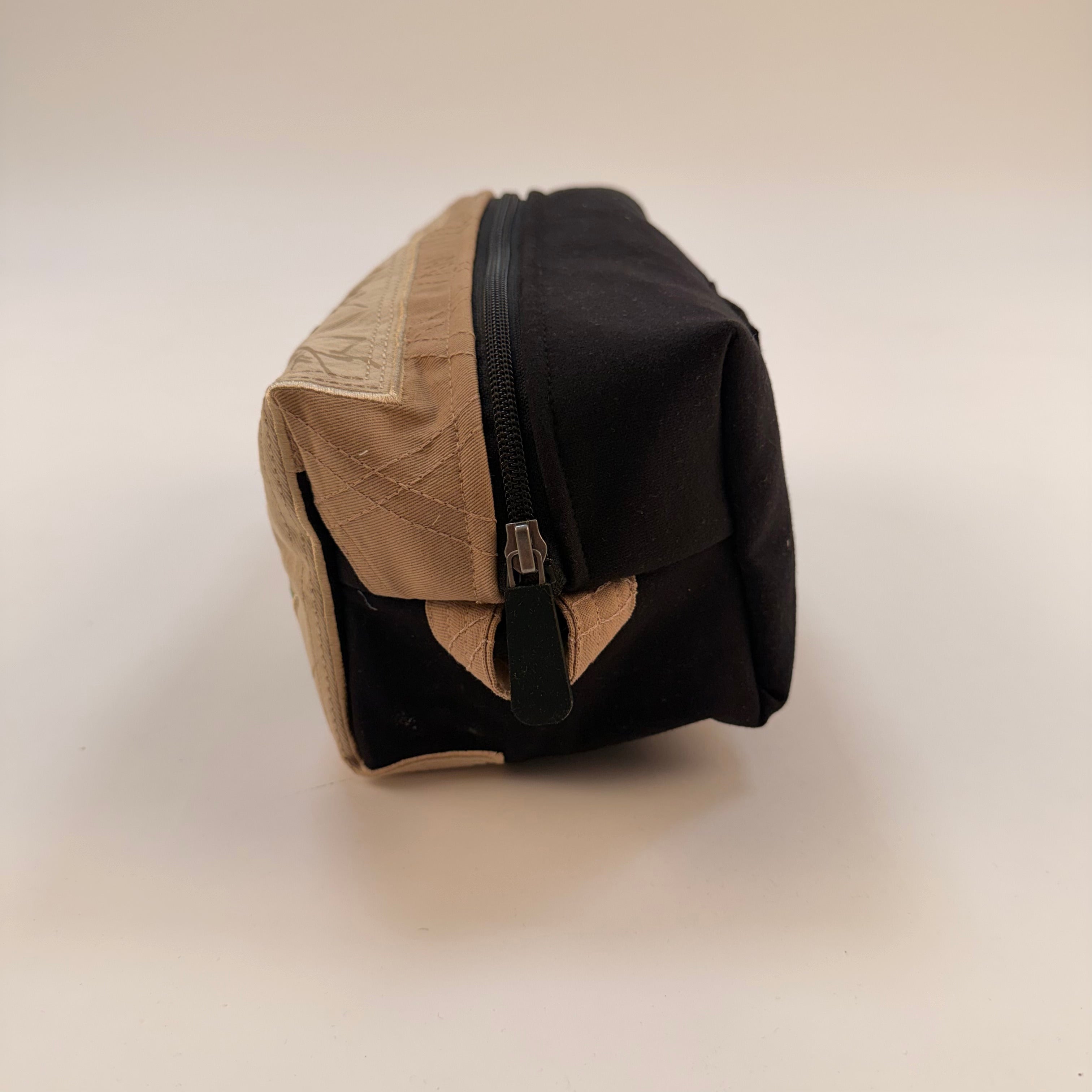 Pochette upcyclée multi-usage beige & noir Barbarians