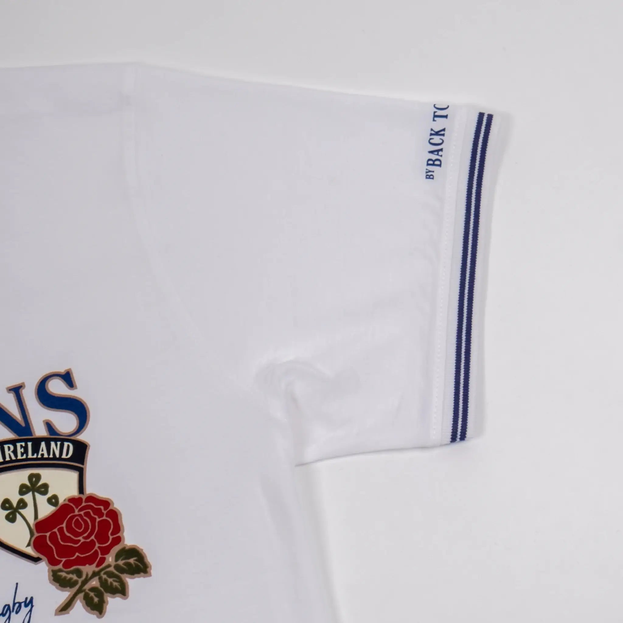 T-shirt blanc col rond Barbarians BACK TO LEGEND (zoom finitions bords de manche)