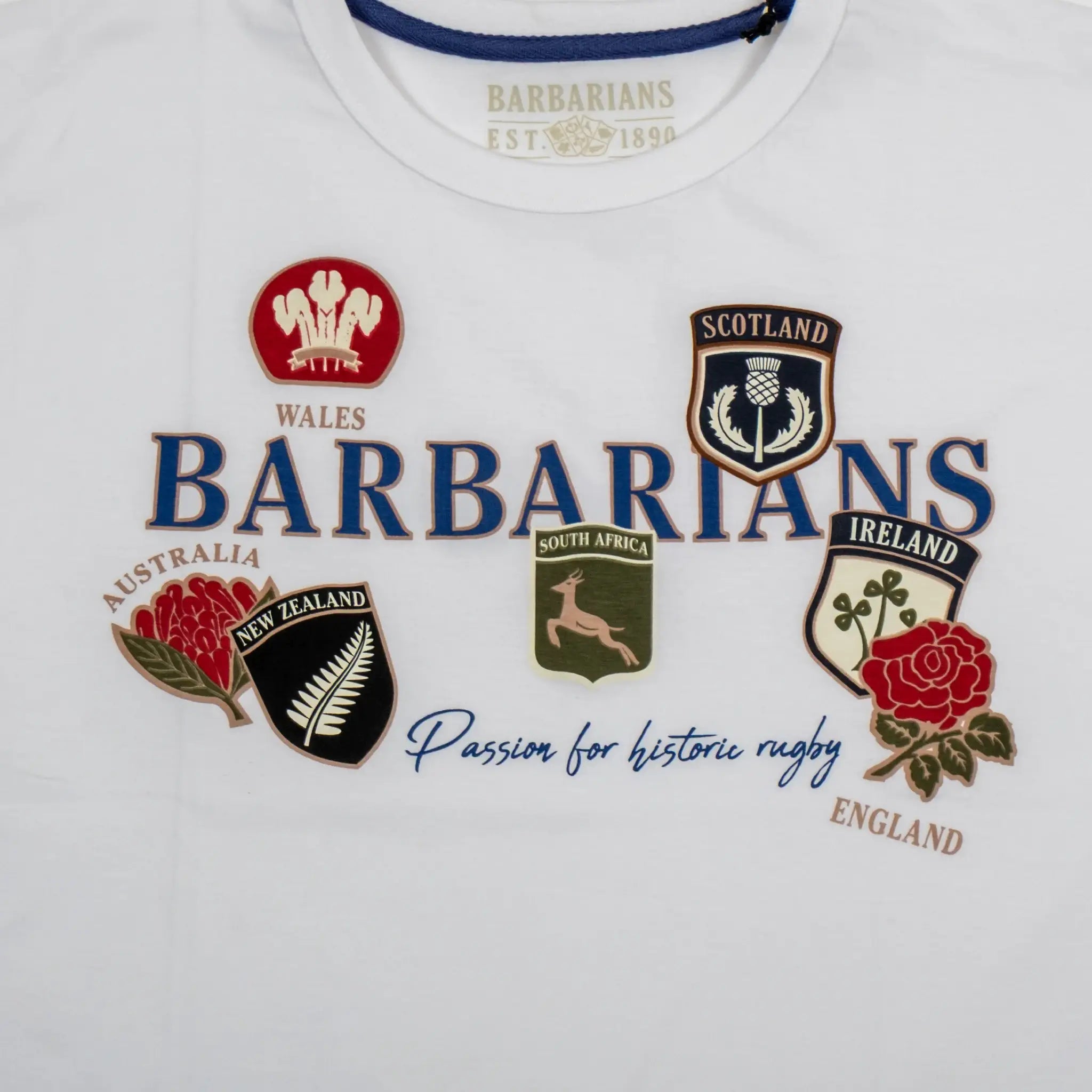T-shirt blanc col rond Barbarians BACK TO LEGEND (zoom poitrine et col rond)