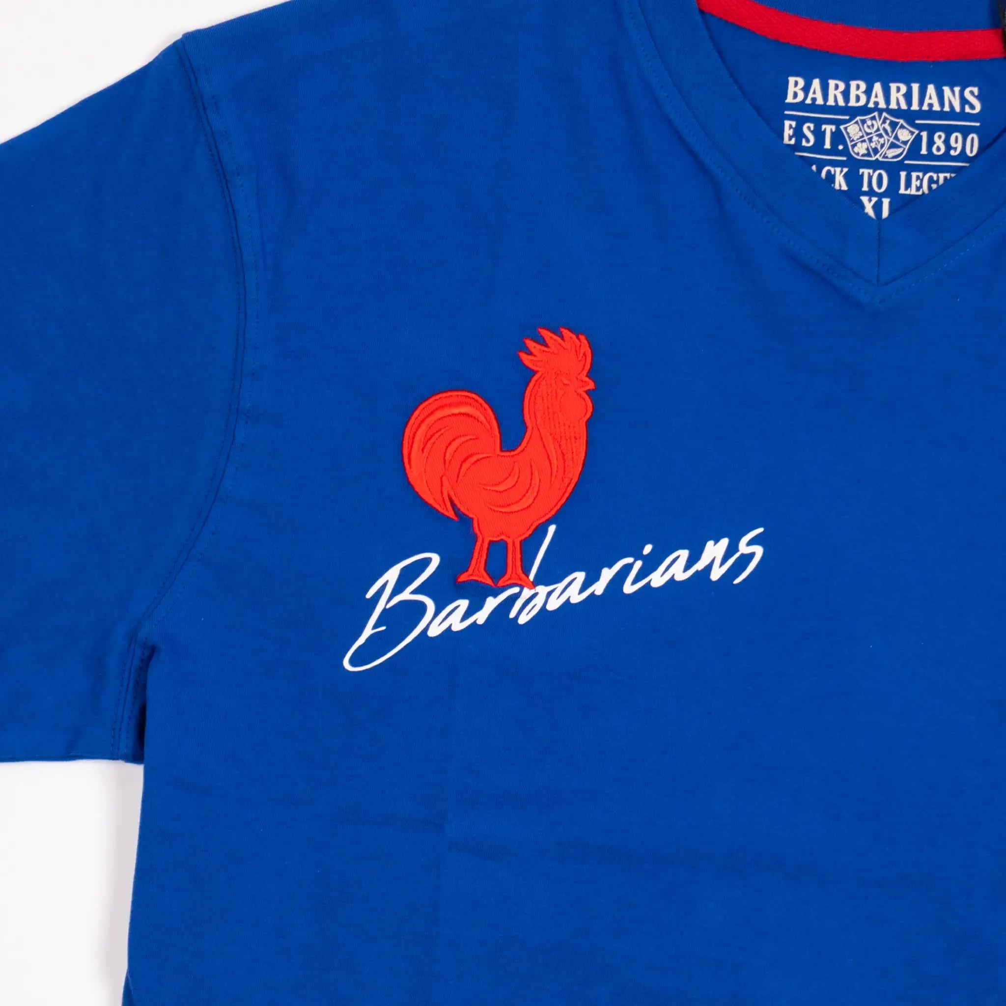 T-shirt bleu roi col V Barbarians BACK TO LEGEND (zoom coq rouge et signature poitrine)