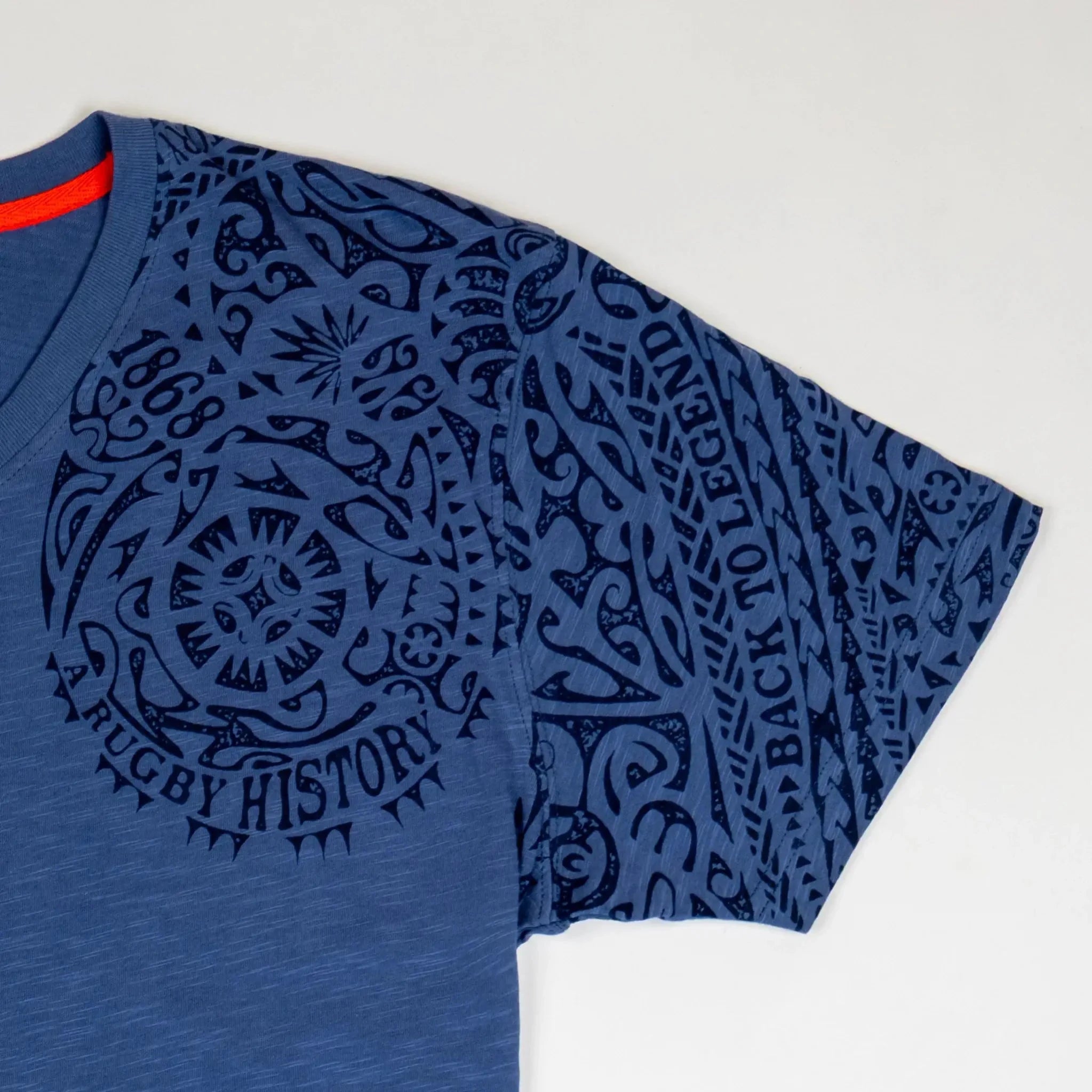 T-shirt maori bleu pour homme col V BACK TO LEGEND (zoom manche)