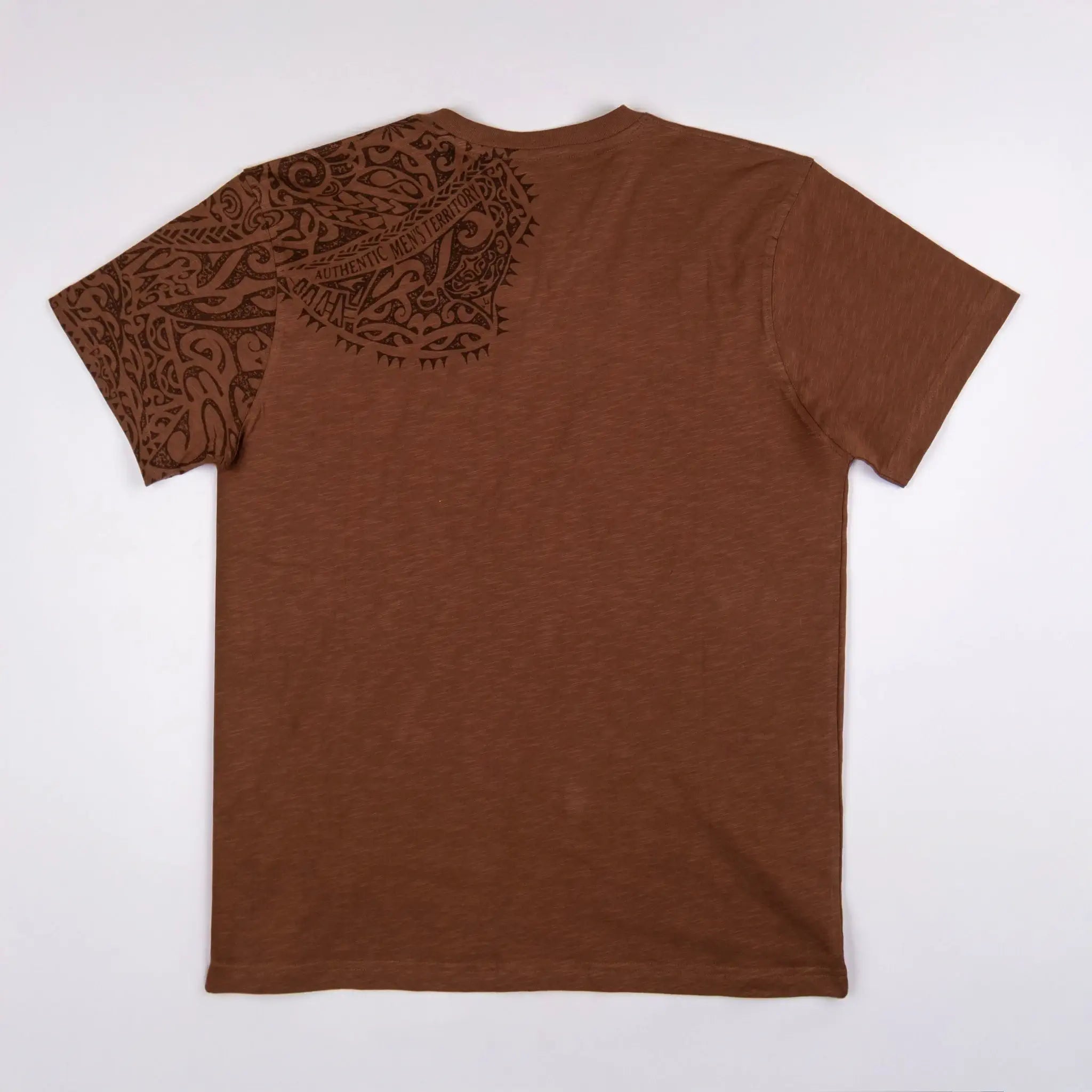 T-shirt maori marron pour homme col V BACK TO LEGEND (vêtement à plat de dos)