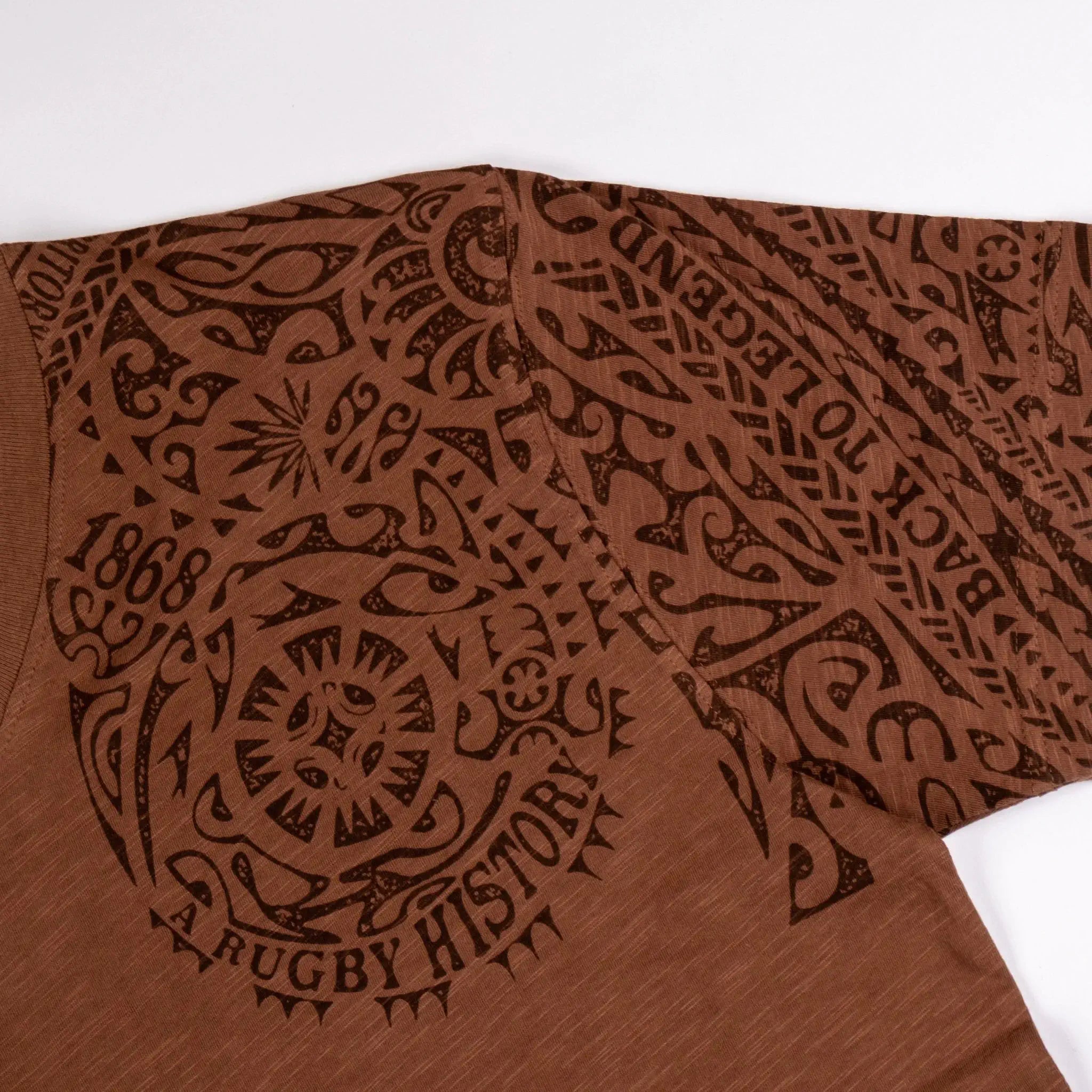 T-shirt maori marron pour homme col V BACK TO LEGEND (zoom sur la manche)