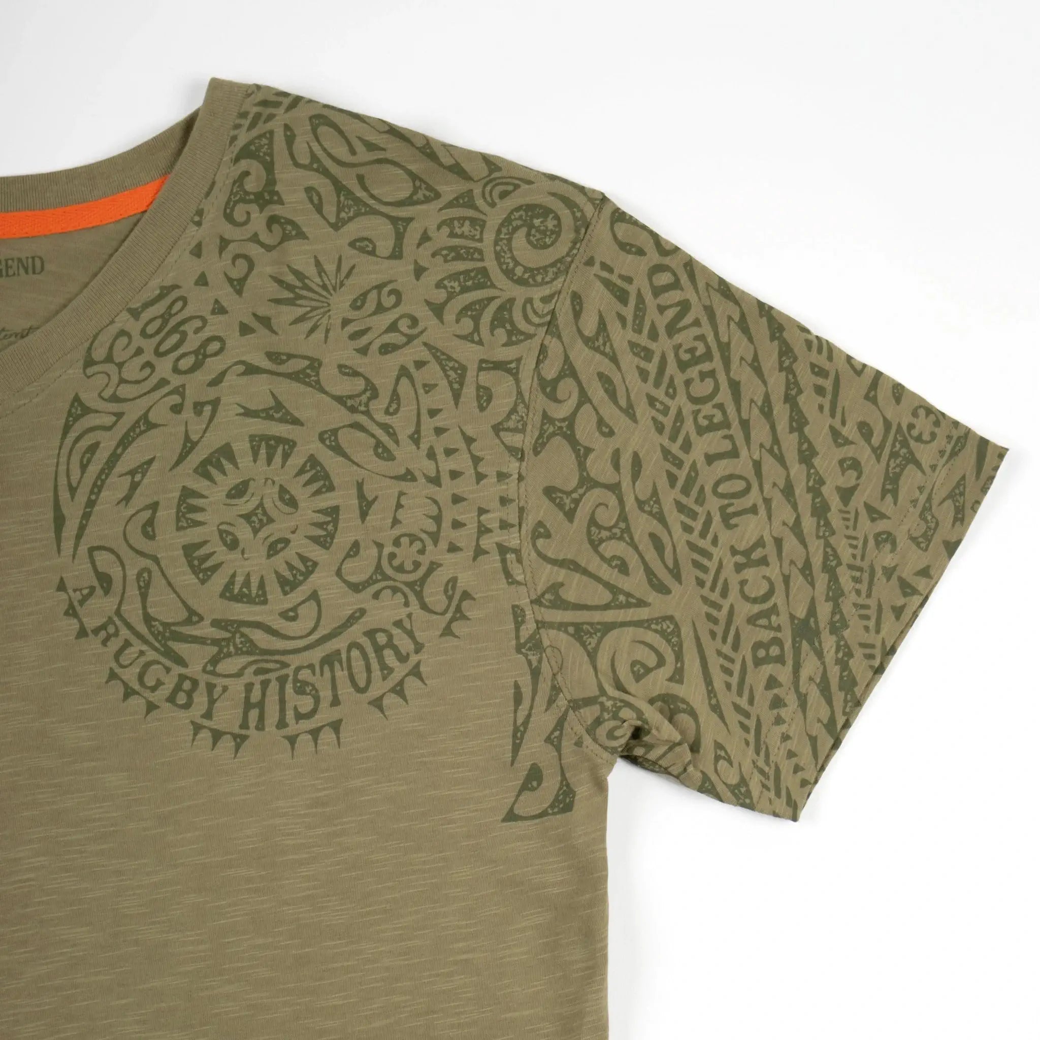 T-shirt maori vert  pour homme col V BACK TO LEGEND (zoom motif maori sur l'épaule et la manche)