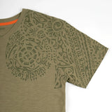 T-shirt maori vert  pour homme col V BACK TO LEGEND (zoom motif maori sur l'épaule et la manche)