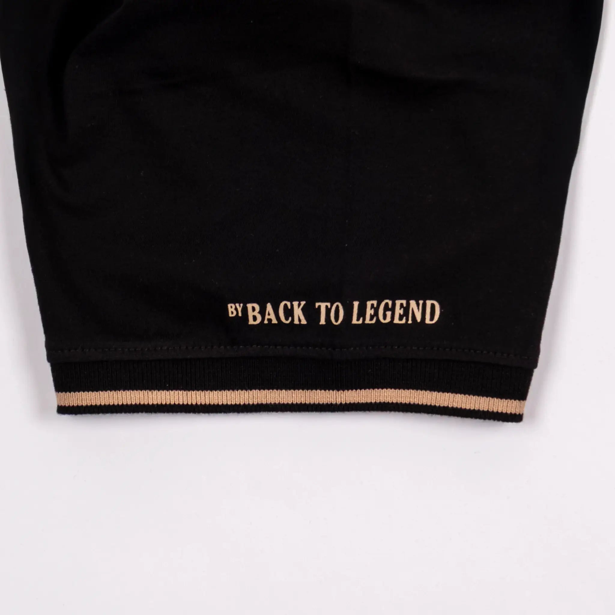 T-shirt noir col V Barbarians BACK TO LEGEND (zoom signature sur la manche)