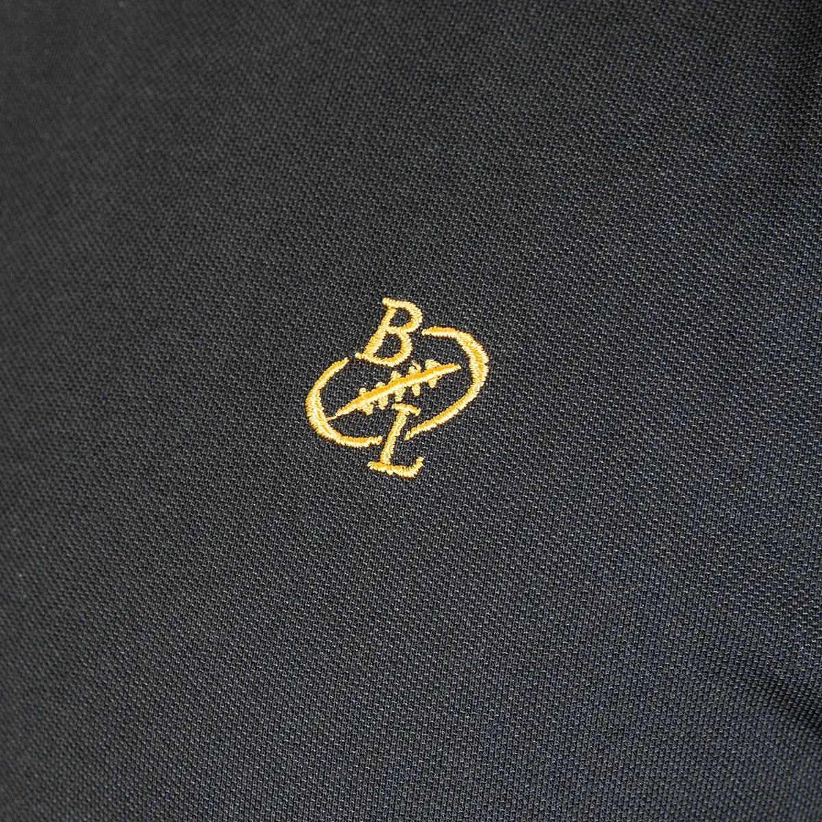 T-shirt noir col V pour homme BACK to LEGEND (zoom broderie poitrine)