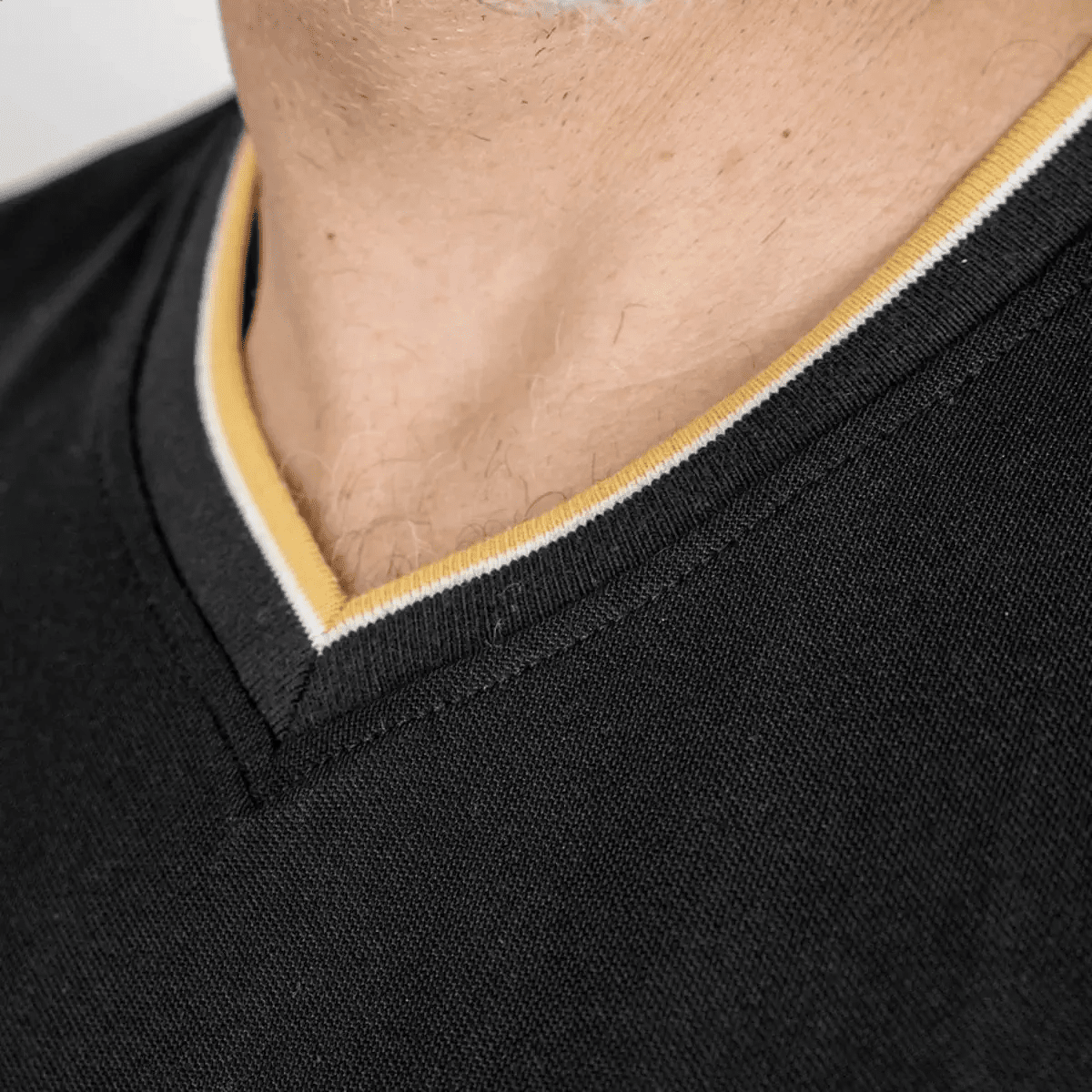 T-shirt noir col V pour homme BACK to LEGEND (zoom col)