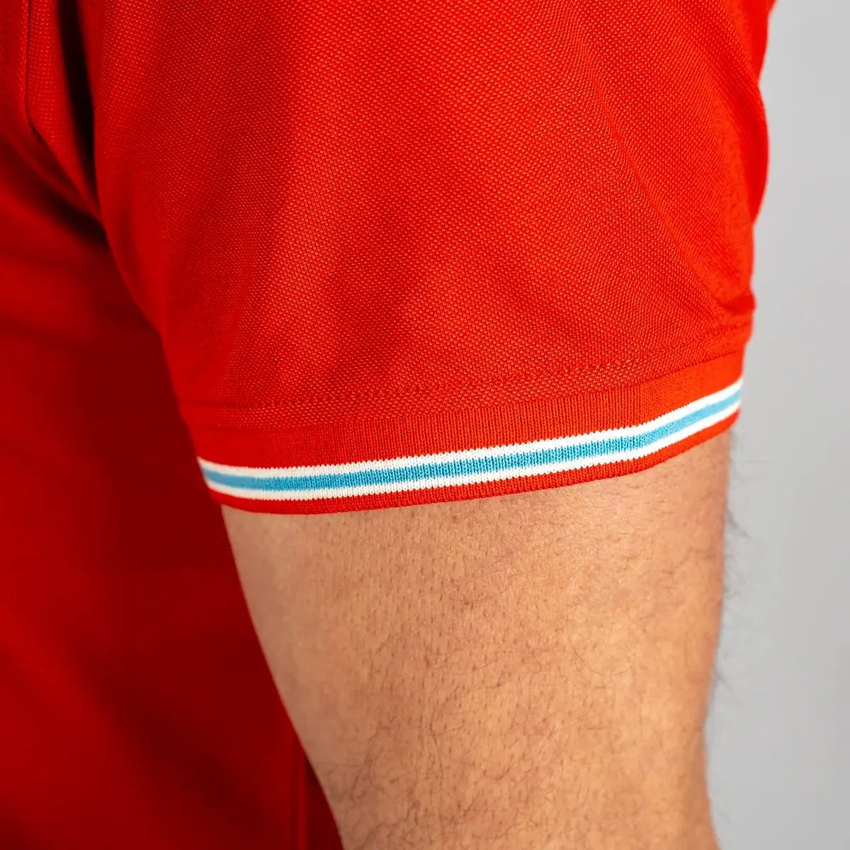 T-shirt orange col V pour homme BACK to LEGEND (zoom bord de manche)