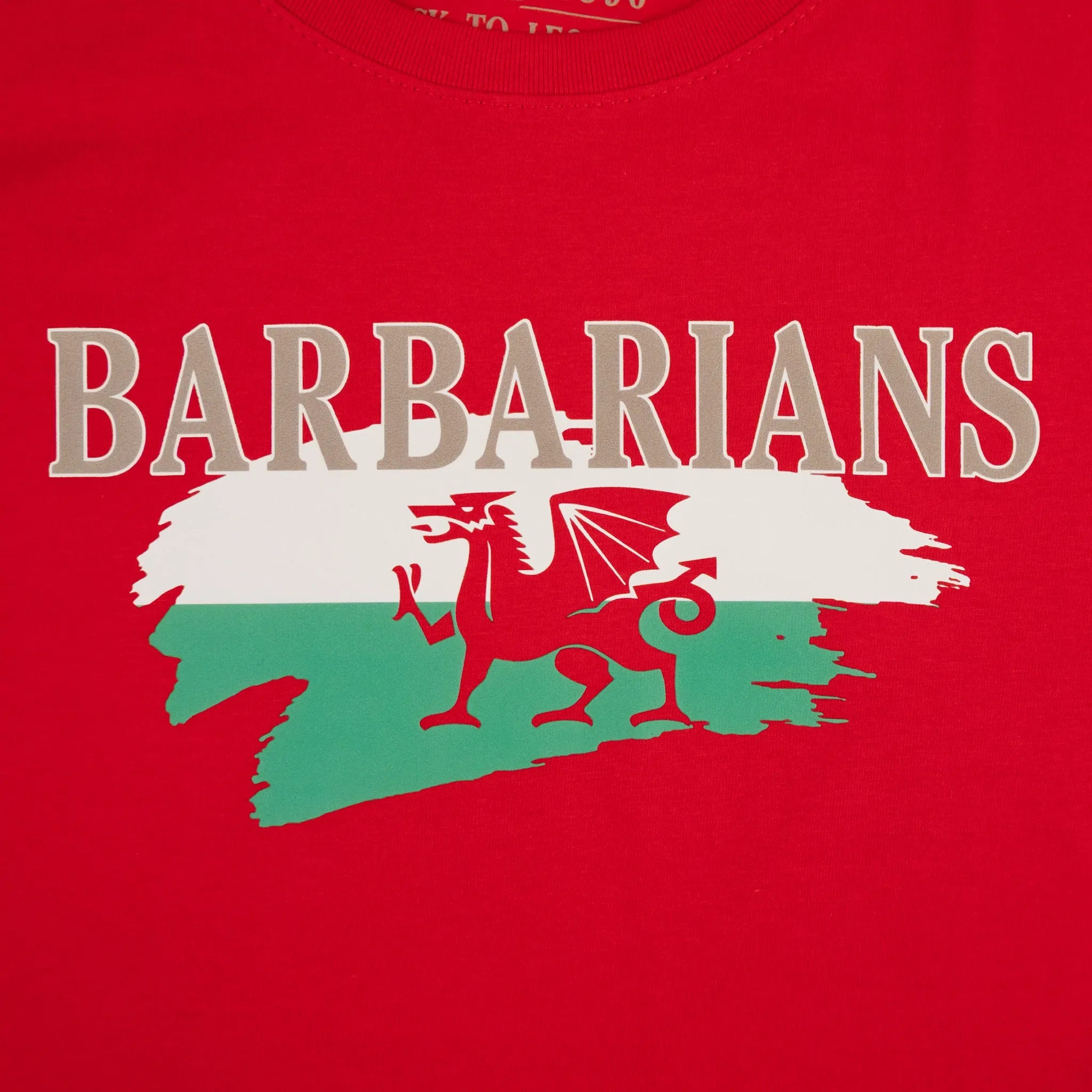 T-shirt Barbarians rouge à manches courtes pour femme BACK TO LEGEND (zoom flocage poitrine)