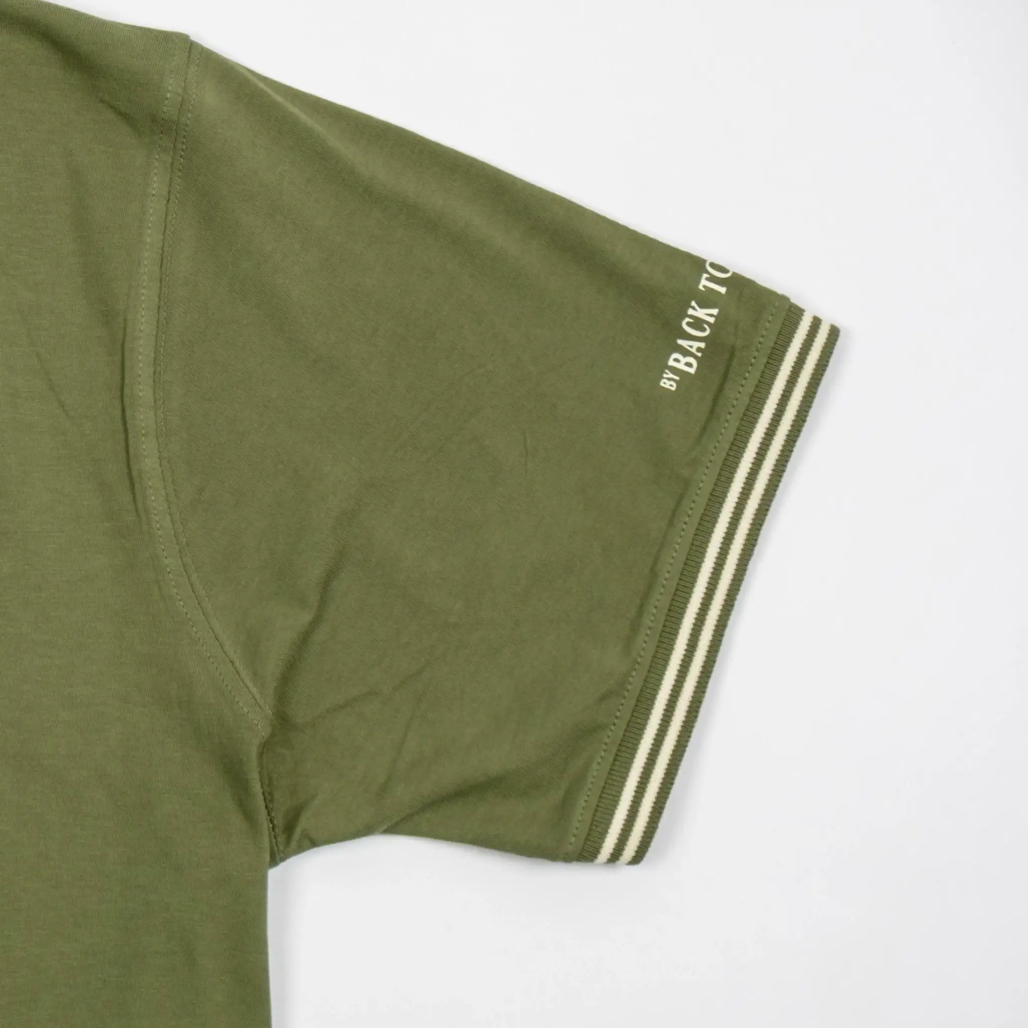 T-shirt vert col rond Barbarians BACK to LEGEND (zoom finitions bords de manche)