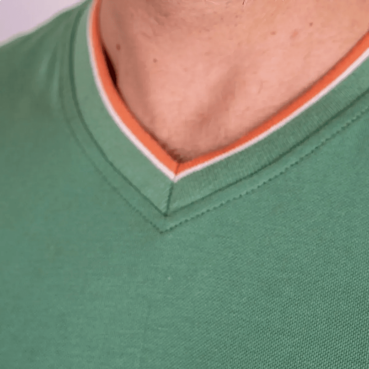 T-shirt vert col V pour homme BACK to LEGEND (zoom col)