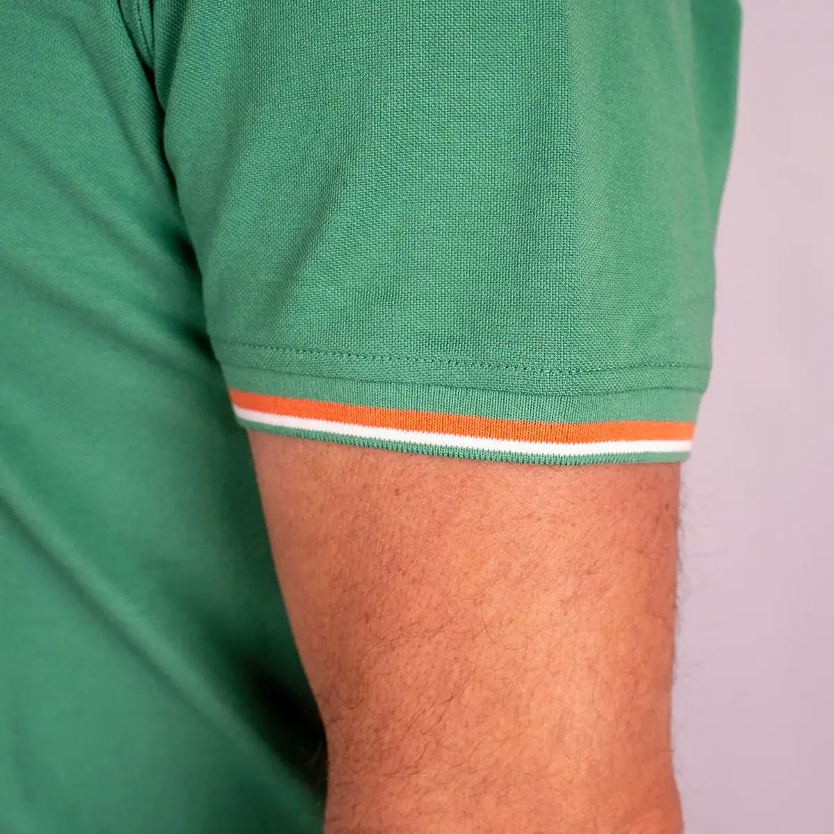 T-shirt vert col V pour homme BACK to LEGEND (zoom bord de manche)