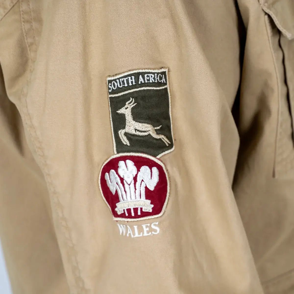 Veste saharienne Barbarians multi-nations BACK to LEGEND (zoom sur la manche)