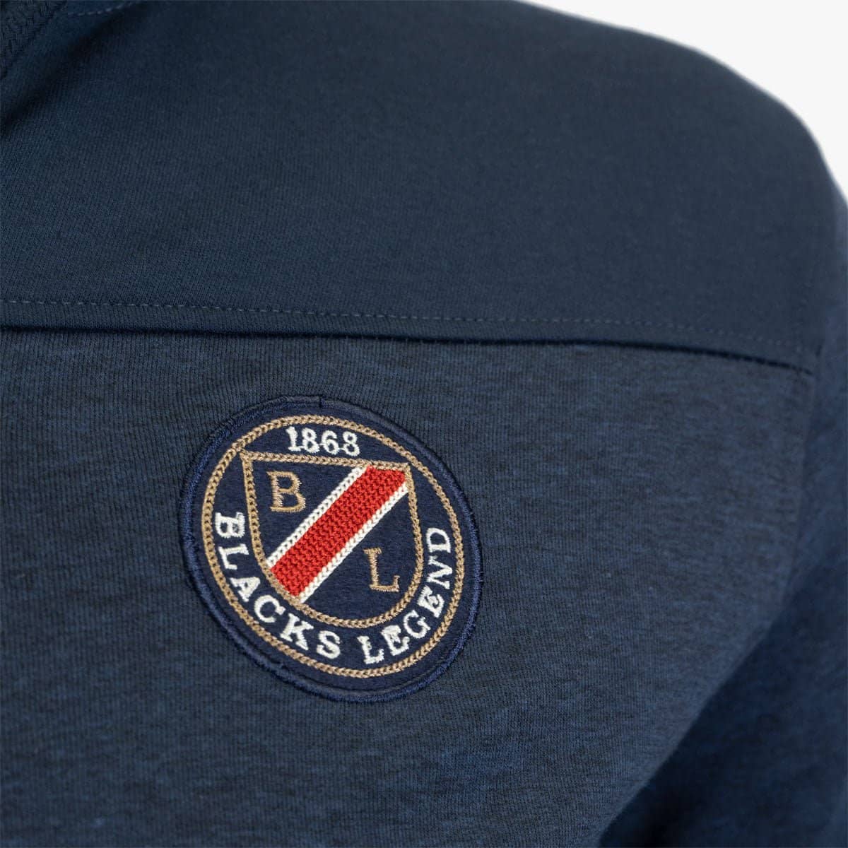 Sweat à capuche zippé bleu marine Blacks Legend (Zoom blason poitrine)